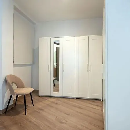 Spacious 4-Bedroom Apartment In The Center Of Prague Διαμέρισμα